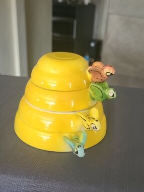 Yellow Ceramic Bee Hive Measuring Cups with Colorful Bee Knobs